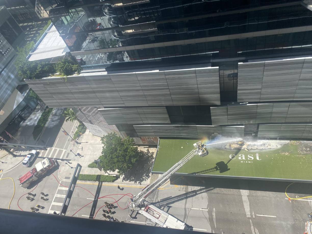 El incendio inició en el césped artificial del lujoso East Hotel, dentro del complejo del Brickell City Center.