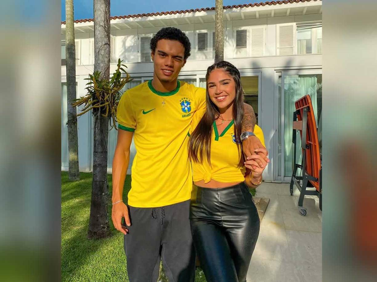 Mendes ahora vive en Manchester con Buscacio mientras juega para el equipo Sub 21 de los Clarets, principalmente como extremo derecho.