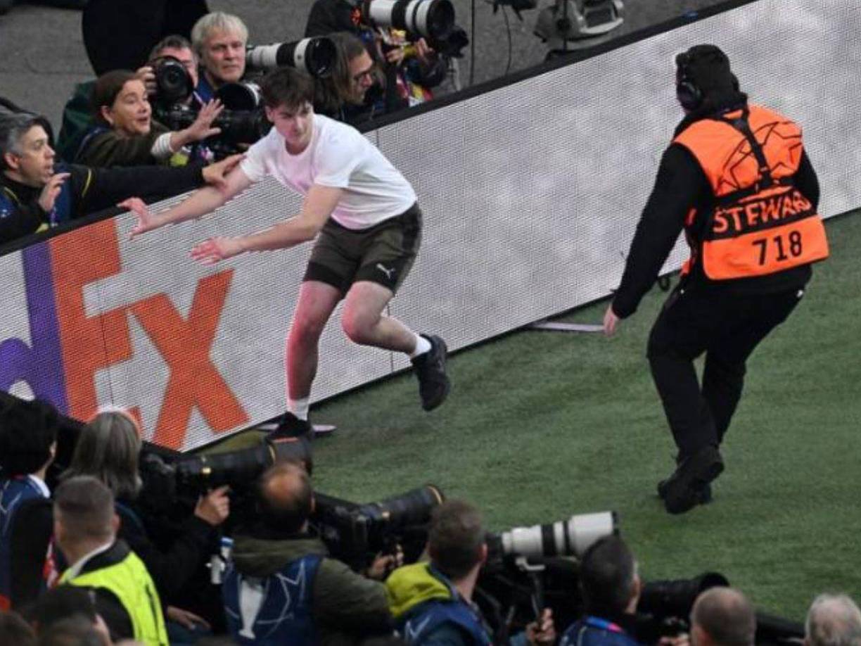 En un comunicado la organización local afirmó que “es ilegal ingresar al campo de juego en Wembley. Todas las personas han sido arrestadas. Apoyaremos a las autoridades pertinentes para garantizar que se tomen las medidas adecuadas”.