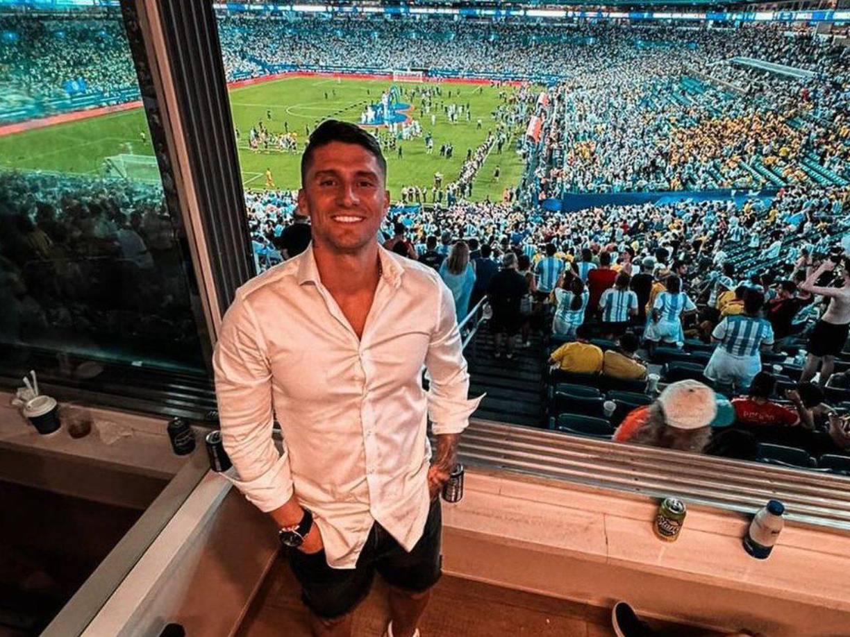 “Queridos amigos y fans del fútbol, hoy quiero compartir con ustedes una noticia importante en mi carrera como futbolista profesional. Después de muchos años jugando al fútbol, he tomado la difícil decisión de retirarme del campo de juego. Ha sido un largo y emocionante viaje, lleno de momentos inolvidables, victorias y derrotas, pero es hora de dar el siguiente paso”, fueron sus palabras anunciando su retiro.