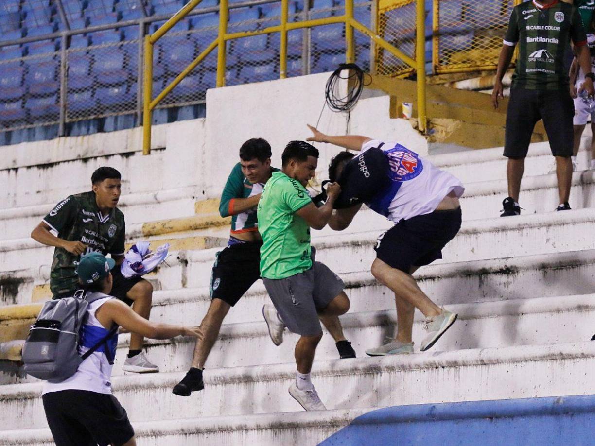 El juego lo ganó el verde por marcador de 1-0 ante los salvadoreños, todo terminó entre abrazos y saludos por parte de ambos clubes, pero minutos después se desató la bronca en el recinto sampedrano. 