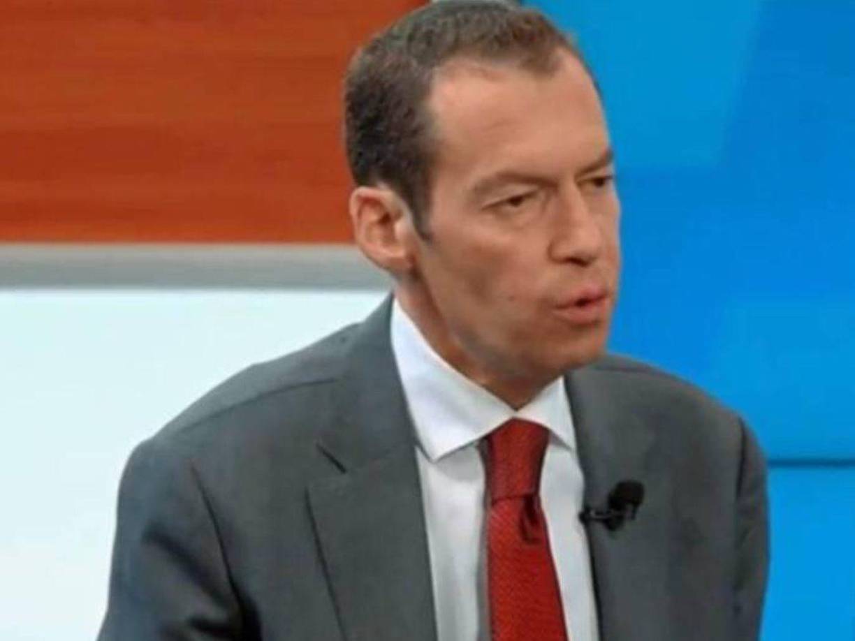 Desde que se confirmó el diagnóstico de contagio de la bacteria Clostridium Difficile, el experimentado comentarista deportivo presentó diferentes complicaciones de salud que lo obligaron a alejarse de su profesión hasta caer en el hospital por su delicada condición, aunque en sus peores años el periodista había logrado seguir adelante.