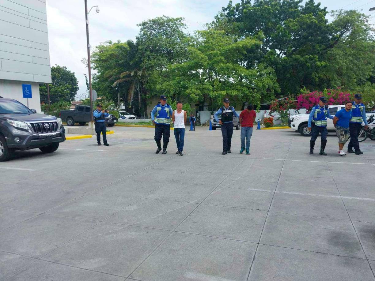 La detención se dio a eso de las 7:00 am en la 2 calle y 2 avenida en la parada de buses conocida como Maheco. Fueron identificados como René Colman Estrada, Marco Andrés Rodríguez y Raúl Francisco Alfaro.