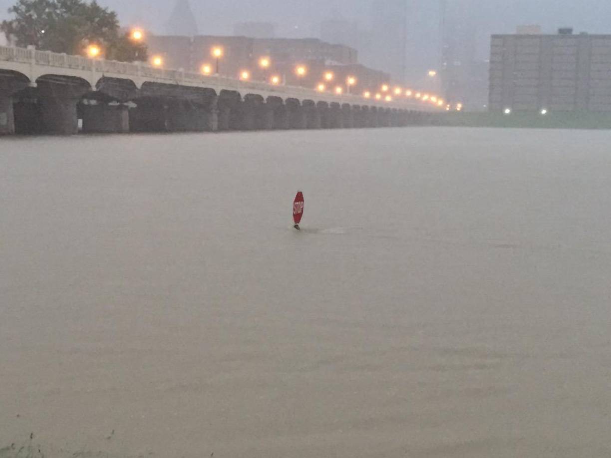 Más de 200 vuelos fueron cancelados en el aeropuerto de Dallas Fort Worth por las vías anegadas.