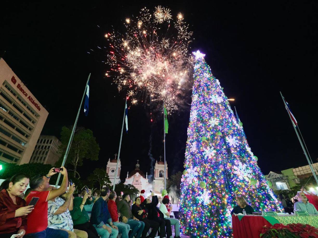 Con el encendido del árbol de Navidad inició la temporada navideña.