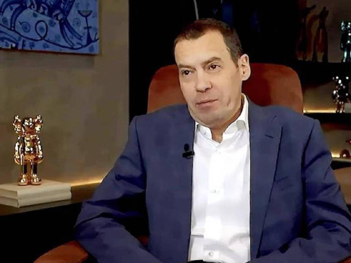 El periodista se sometió a varias cirugías para contrarrestar la enfermedad. La última fue un trasplante doble de pulmones, que a pesar de salir exitoso, su salud se complicó tras contraer una neumonía que derivó en una infección y que finalmente lo “apagó”.