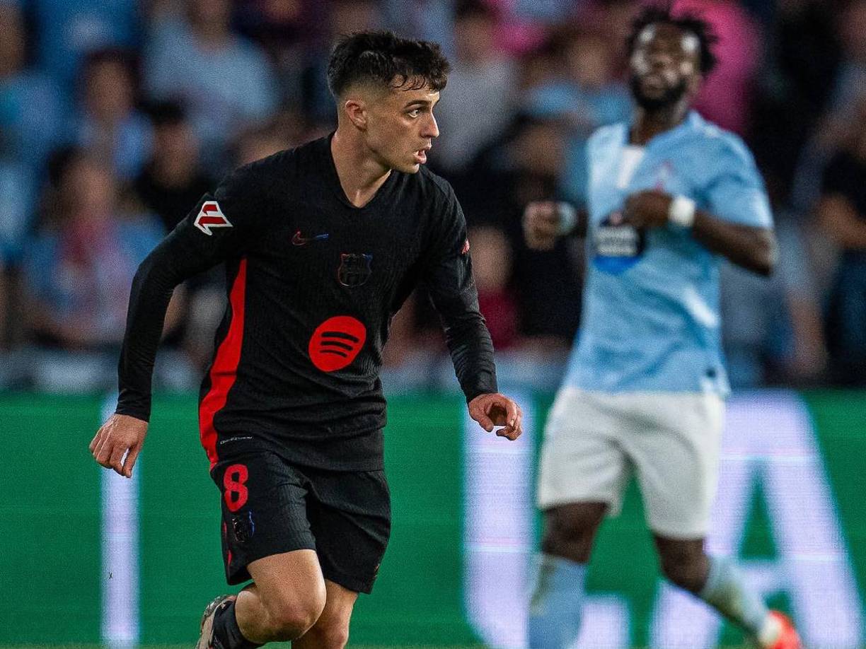 Según informa Mundo Deportivo, el Barcelona ya trabaja en la renovación de Pedri. Este martes se ha producido una reunión entre Deco y el agente del canario, Héctor Peris.