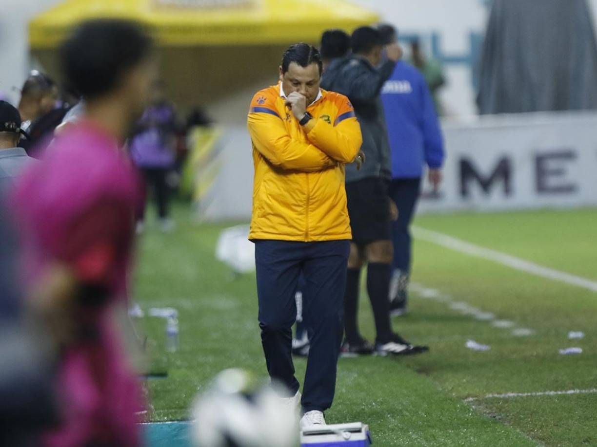 El entrenador del Real España, Jeaustin Campos, pensativo durante la derrota de su equipo contra Motagua.