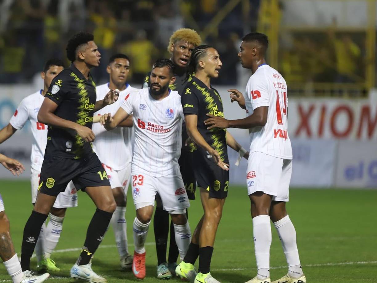 Carlos Mejía, Anfronit Tatum y Jack Jean Baptiste le reclamaron al uruguayo Marcos Montiel.