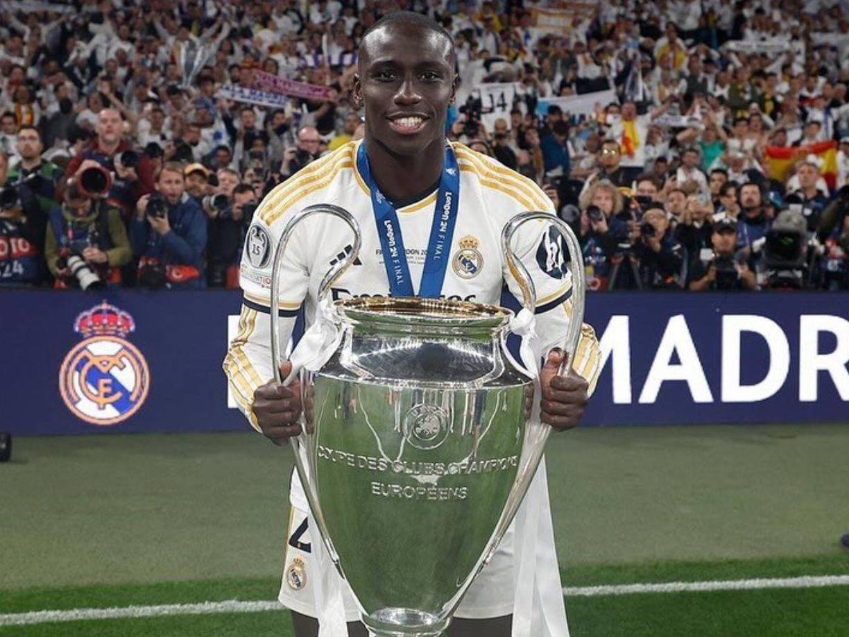 ACUERDO CERRADO: Carlo Ancelotti fue crucial para cerrar el nuevo contrato con Ferland Mendy, ya que el técnico del Real Madrid quería firmemente que se quedara. Ancelotti considera a Mendy un jugador excelente e infravalorado.