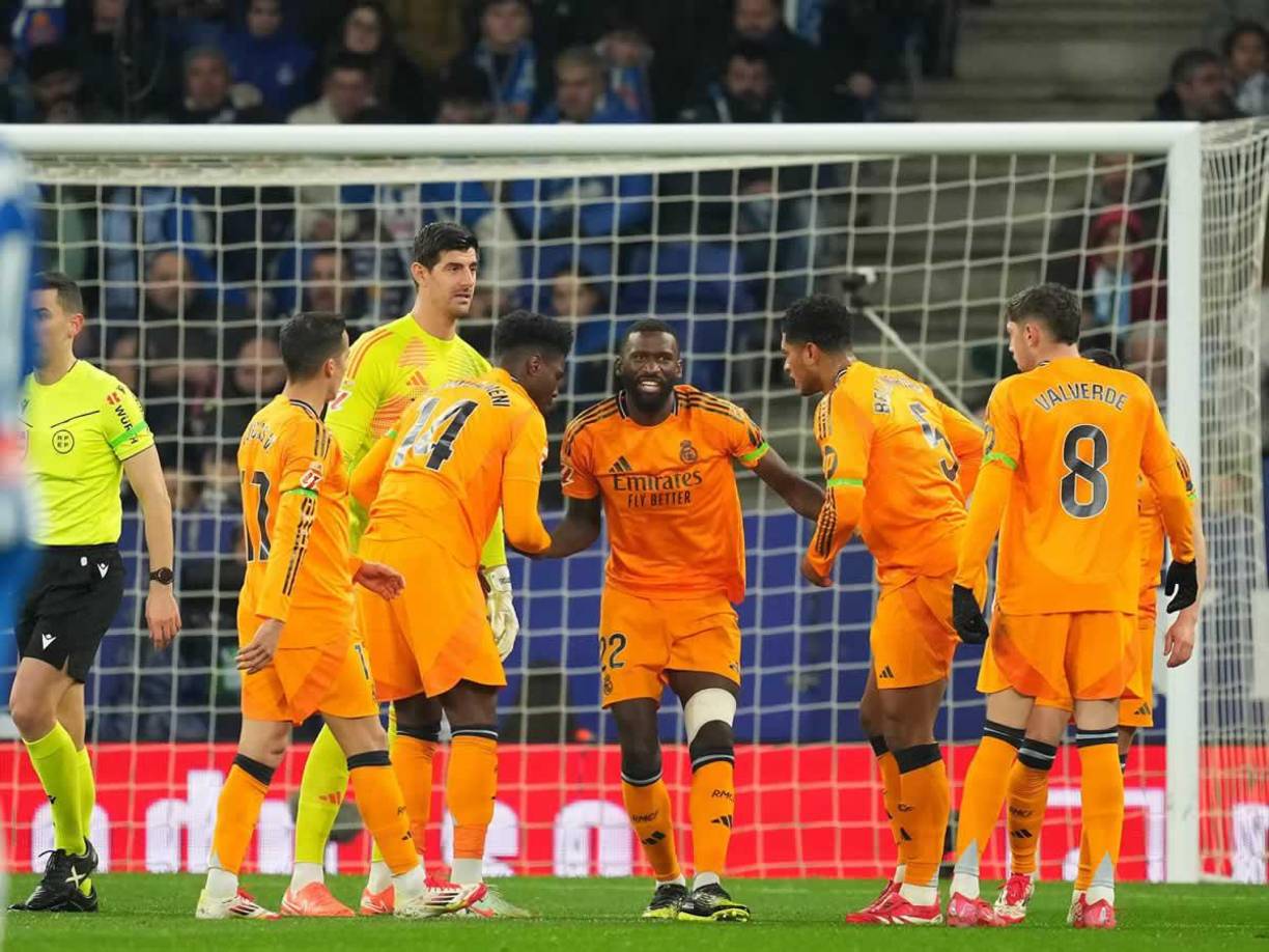 Real Madrid recibió una mala noticias además de la derrota y es que el defensa alemán Antonio Rüdiger sufrió una lesión que lo tendrá apartado de las canchas.