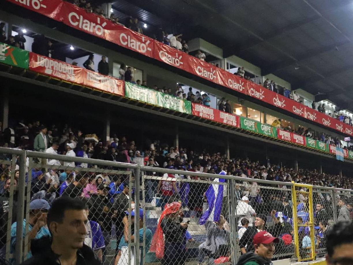 Desde tempranas horas, los catrachos se hicieron presentes en el recinto sampedrano que acaparó más 15 mil espectadores.