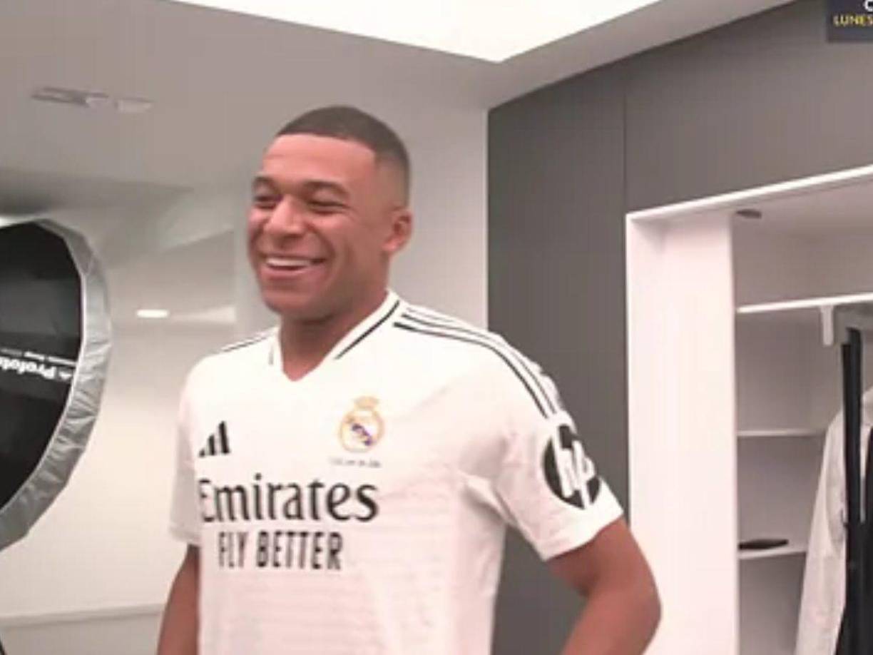 Este fue el primer momento en donde Kylian se puso la camiseta del Real Madrid. El francés lució muy emocionado.