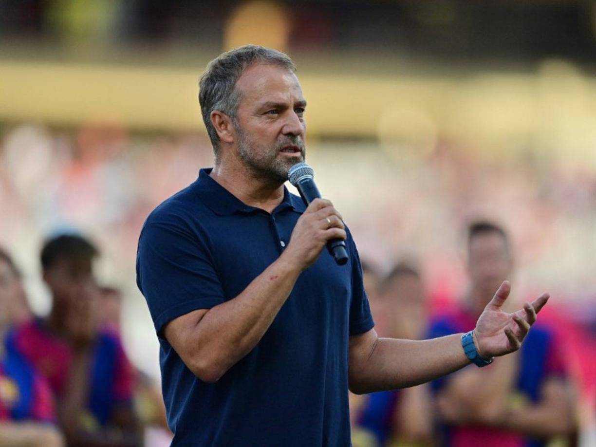 Previo al inicio del juego, Hansi Flick se dirigió ante la afición del Barcelona.