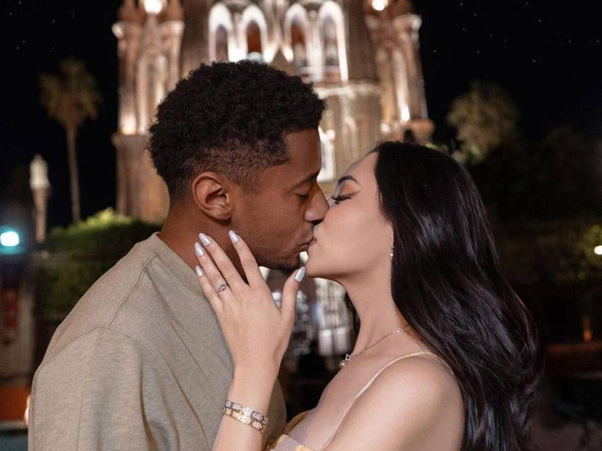 “Gracias por acompañarme en esta aventura de vida que durará hasta que la muerte nos separe”, le mencionó Lozano a su chica. 