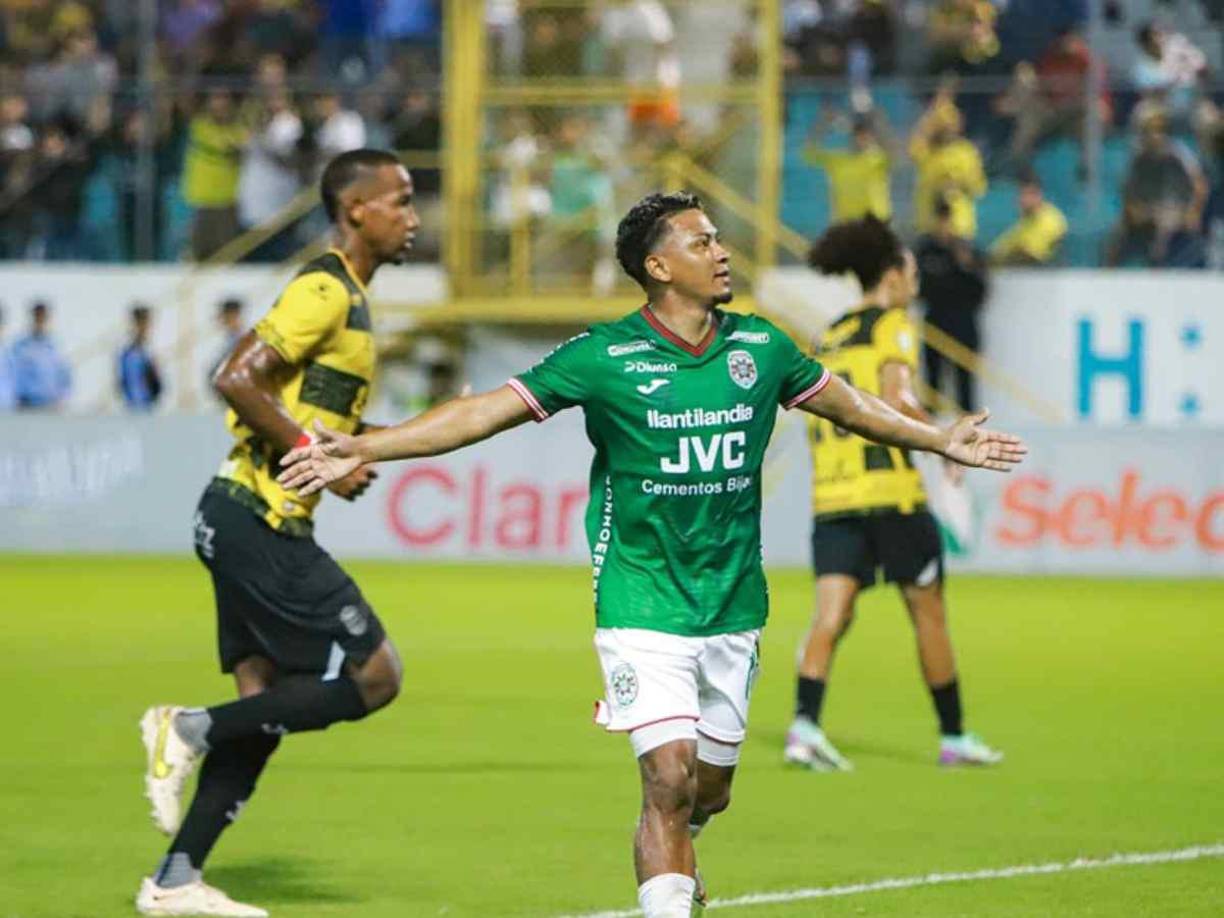 Alexy Vega celebrando su penal y era el primer gol en el derbi Real España vs Marathón. 