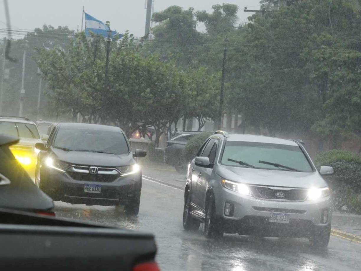 En estos momentos Honduras empieza a sentir la depresión tropical 19 que se fortaleció y se convirtió en la <b>tormenta tropical</b> Sara, confirmó este jueves el Centro Nacional de Huracanes de Estados Unidos.