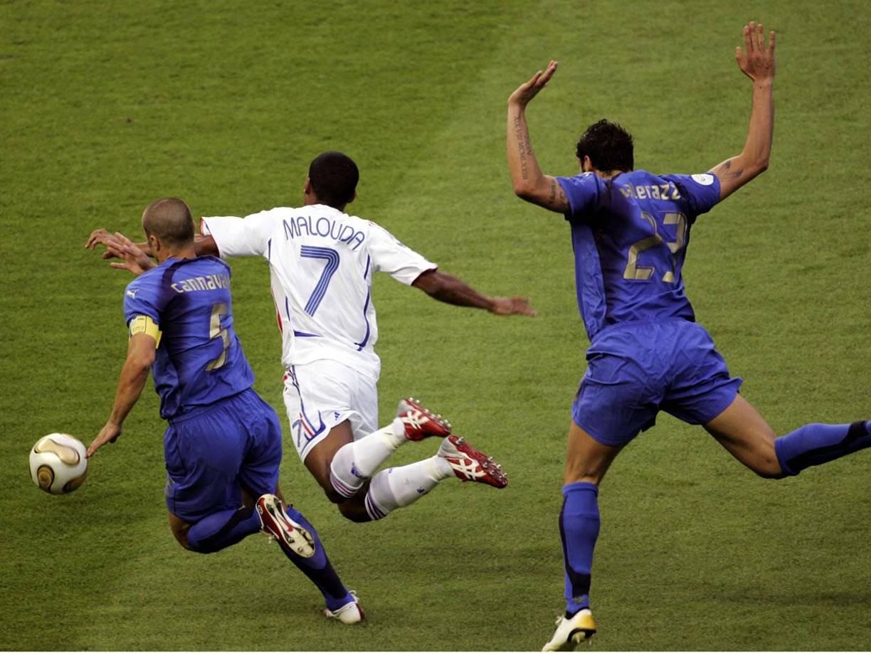 Además de su éxito a nivel de clubes, Malouda tuvo una destacada trayectoria con la selección de Francia, con la que disputó 80 partidos internacionales y anotó nueve goles. Uno de los momentos más memorables de su carrera internacional fue el subcampeonato en el Mundial de 2006, donde Francia cayó ante Italia en una final que quedó grabada en la memoria colectiva del fútbol.