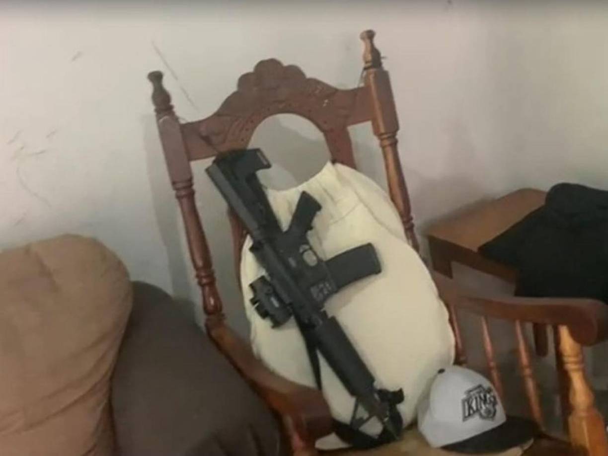  El fusil AR-15 calibre 223 encontrado en una de las dos viviendas allanadas en la mañana de este domingo en relación a la masacre de siete personas en Comayagüela, capital hondureña.