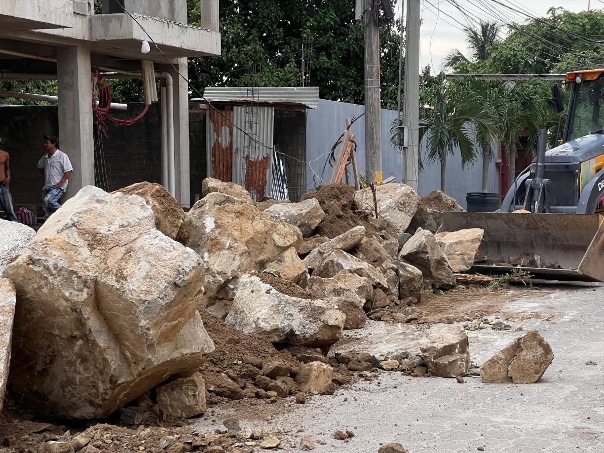 “Los propietarios de la construcción del edificio que fue detenida esta mañana desobedecieron y continuaron trabajando, por lo que se procedió a colocar piedras en los alrededores en la denominada “operación turunca”, explicó el alcalde Roberto Contreras.