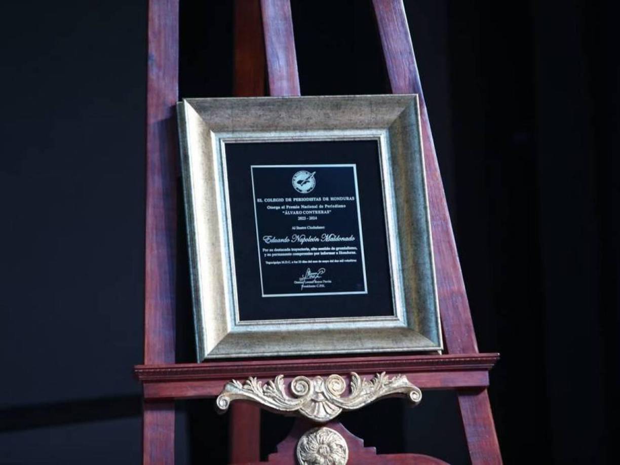 Ya en su discurso, el periodista hondureño envió un fuerte mensaje a la titular del Ejecutivo, al tiempo que agradeció por la entrega del Premio Álvaro Contreras 2023. 