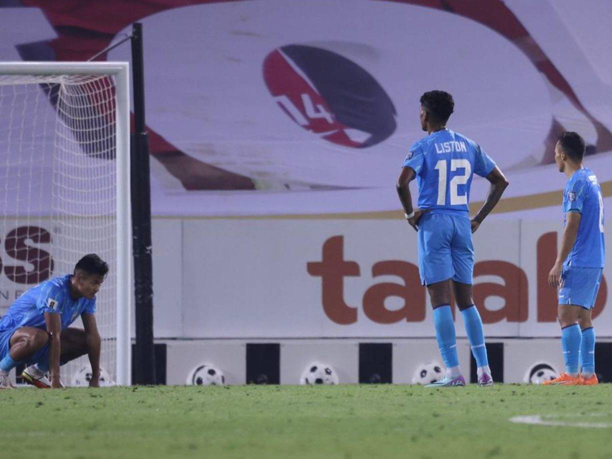 La Selección de India quedó sin opciones tras perder 2-1 ante Qatar con un gol polémico que se dio al minuto 85. En la acción el balón ya había salido e increíblemente no se pitó nada.