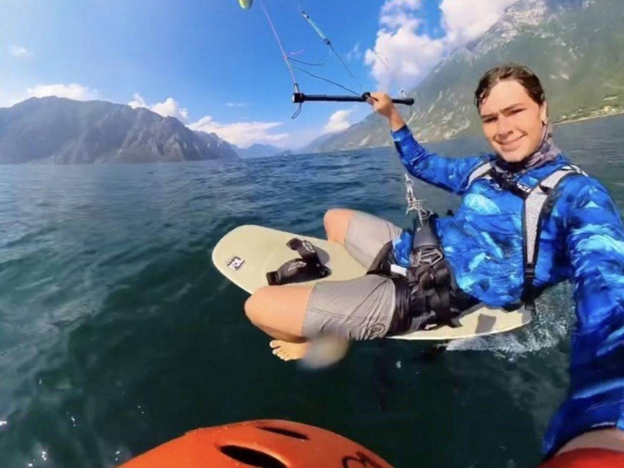 “Era un kitesurfista increíble, habría llegado a los Juegos Olímpicos y habría salido con una gran medalla brillante”, aseguró su hermana en Facebook.