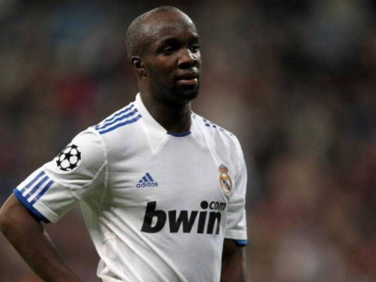 Entre otras cosas, por ejemplo, concentraría el poder en los clubes más grandes. Solo con convencer al futbolista que rescinda, ya podría fichar al jugador.