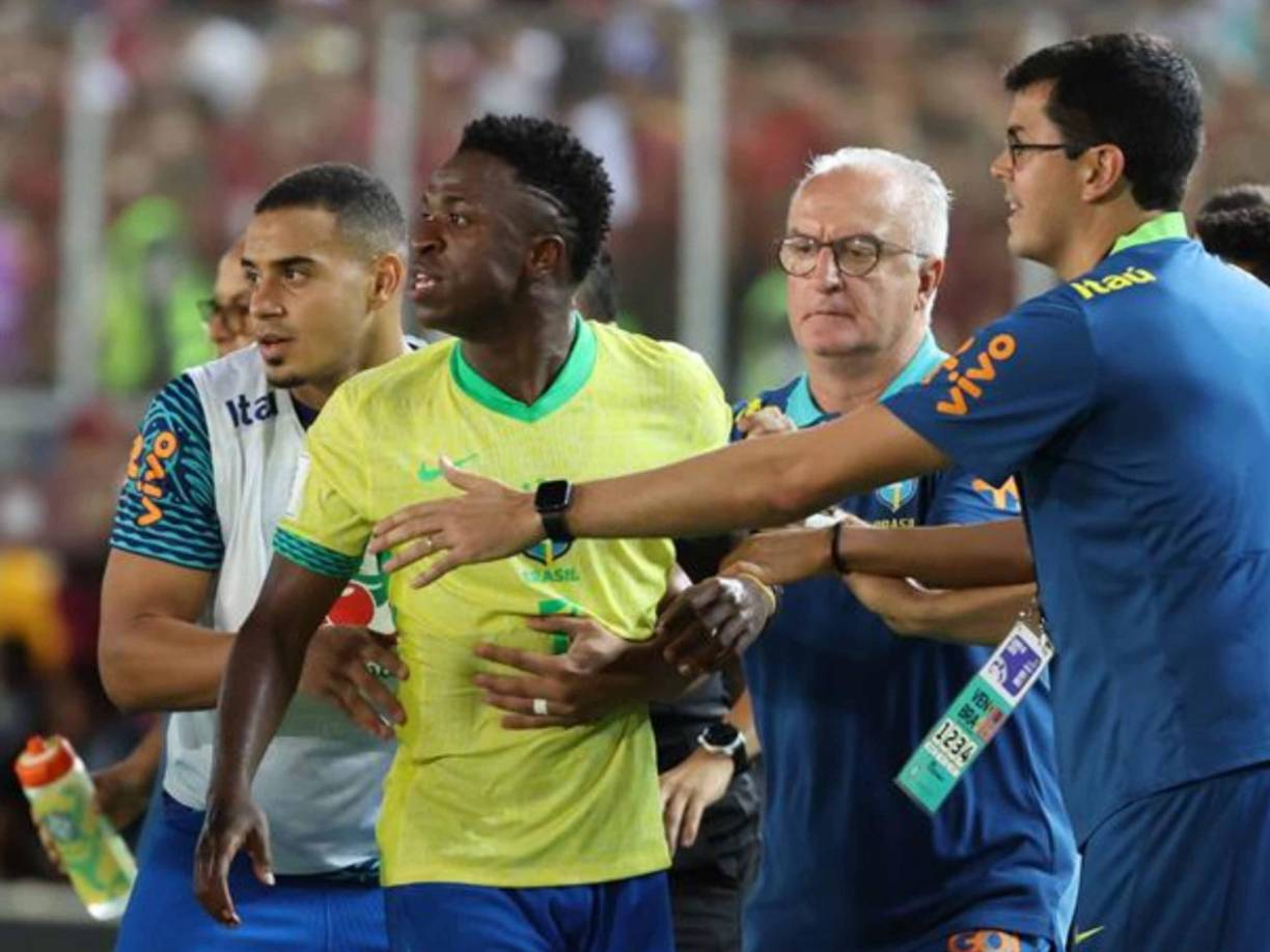 Vinicius lucía enojado luego de algunos empujones. El brasileño comenzó la pelea y luego se molestó. 