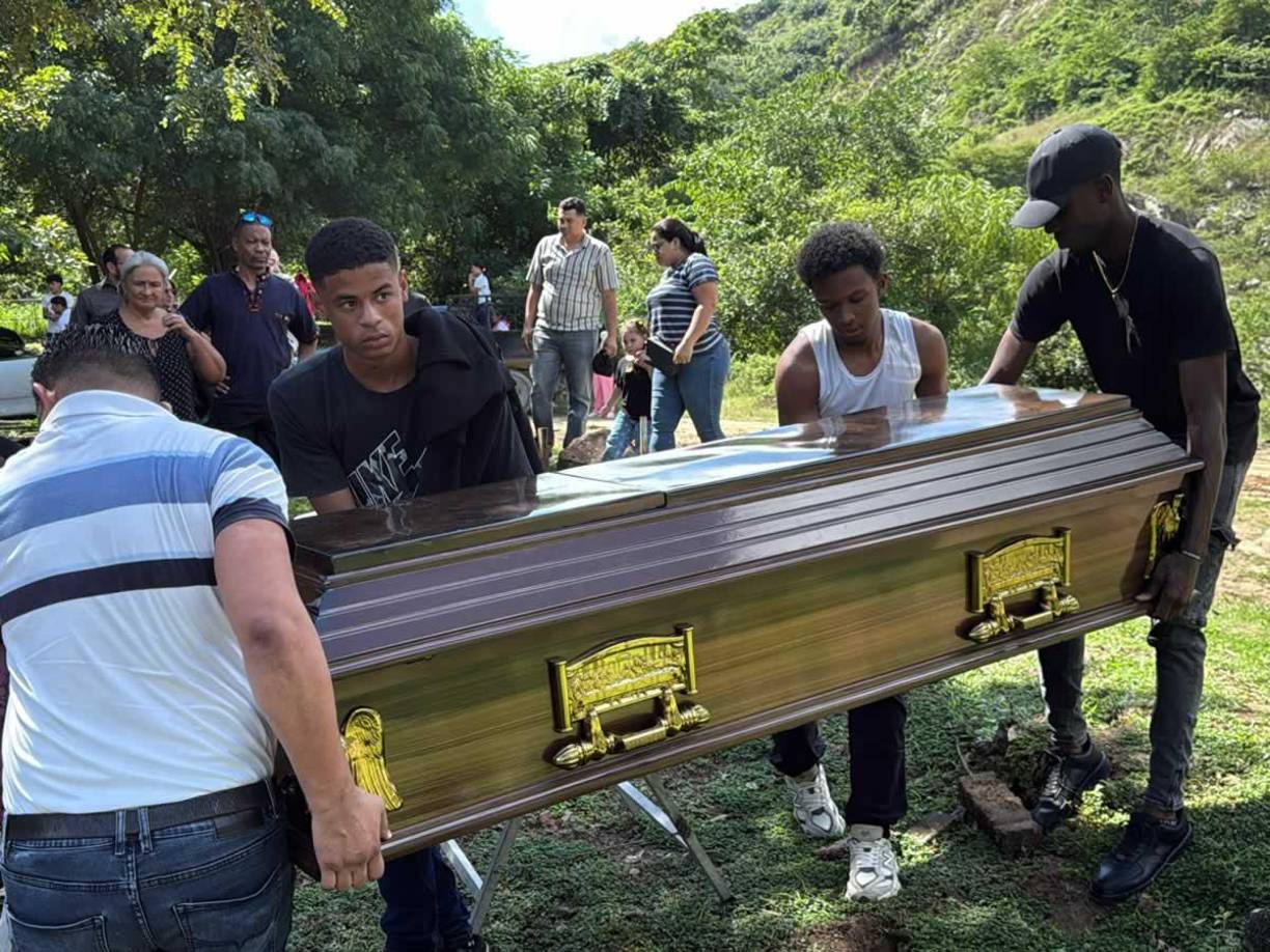 El viaje desde Israel a Honduras fue una verdadera travesía para Wesly Decas. Llegó de emergencia y con la noticia del fallecimiento de su madre Rubenia.