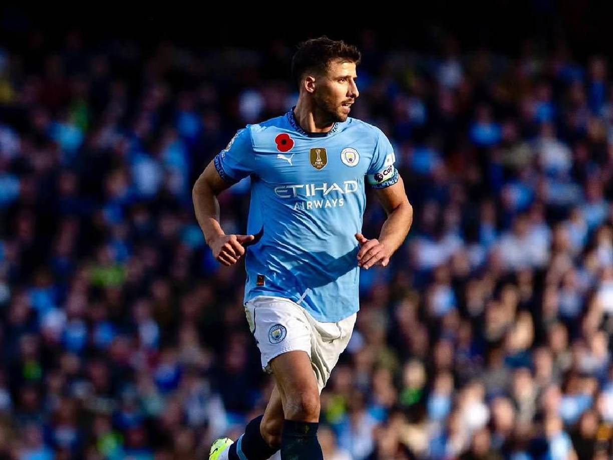 Defensas: el portugués Rúben Dias, futbolista del Manchester CIty.