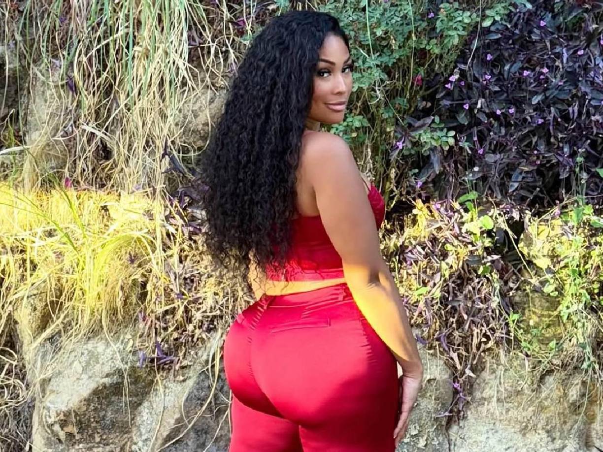 Anansa Sims, de 46 años, es una modelo que ha seguido los pasos de su madre, la primera mujer afroamericana en aparecer en la portada de Vogue en 1974. 