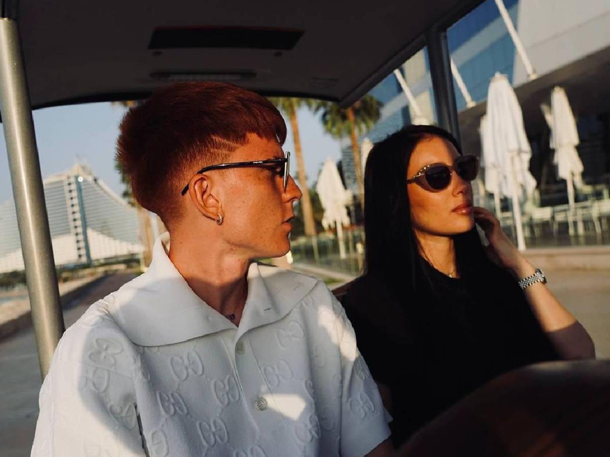 La pareja no se encontraba en la casa al momento del robo y ella publicó las imágenes que lograron captar las cámaras de seguridad cuando los ladrones se llevaban las cosas.