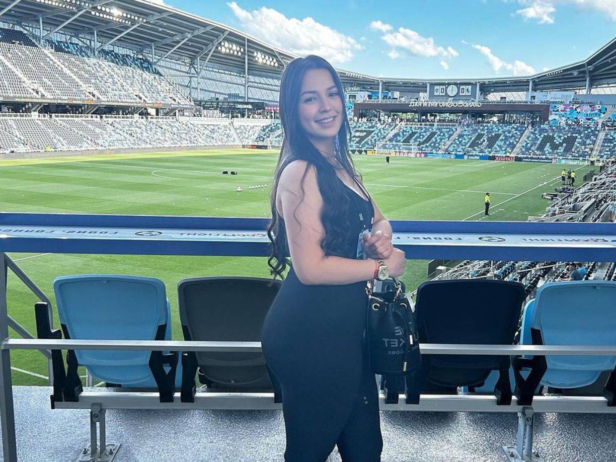 Daniella deslumbra con su belleza. 