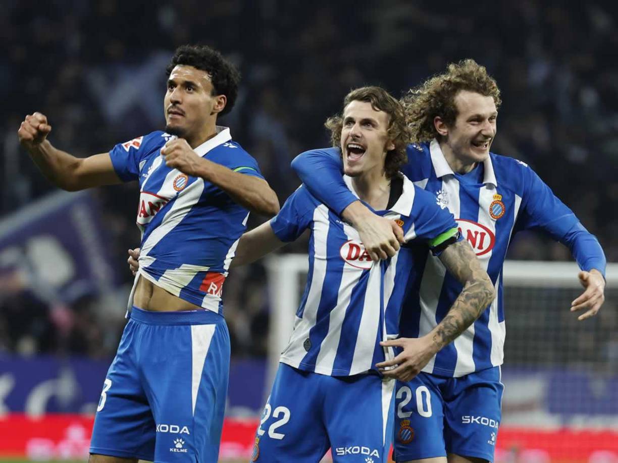 Los jugadores del Espanyol celebran al final del partido la victoria contra el Real Madrid.