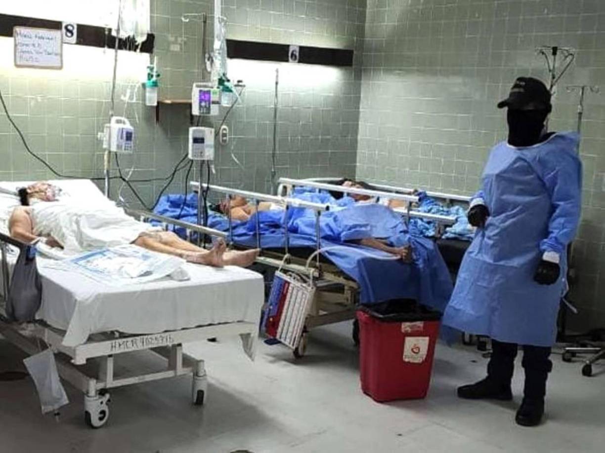 El hombre que resultó herido está bajo custodia policial porque tiene orden de captura por homicidio.