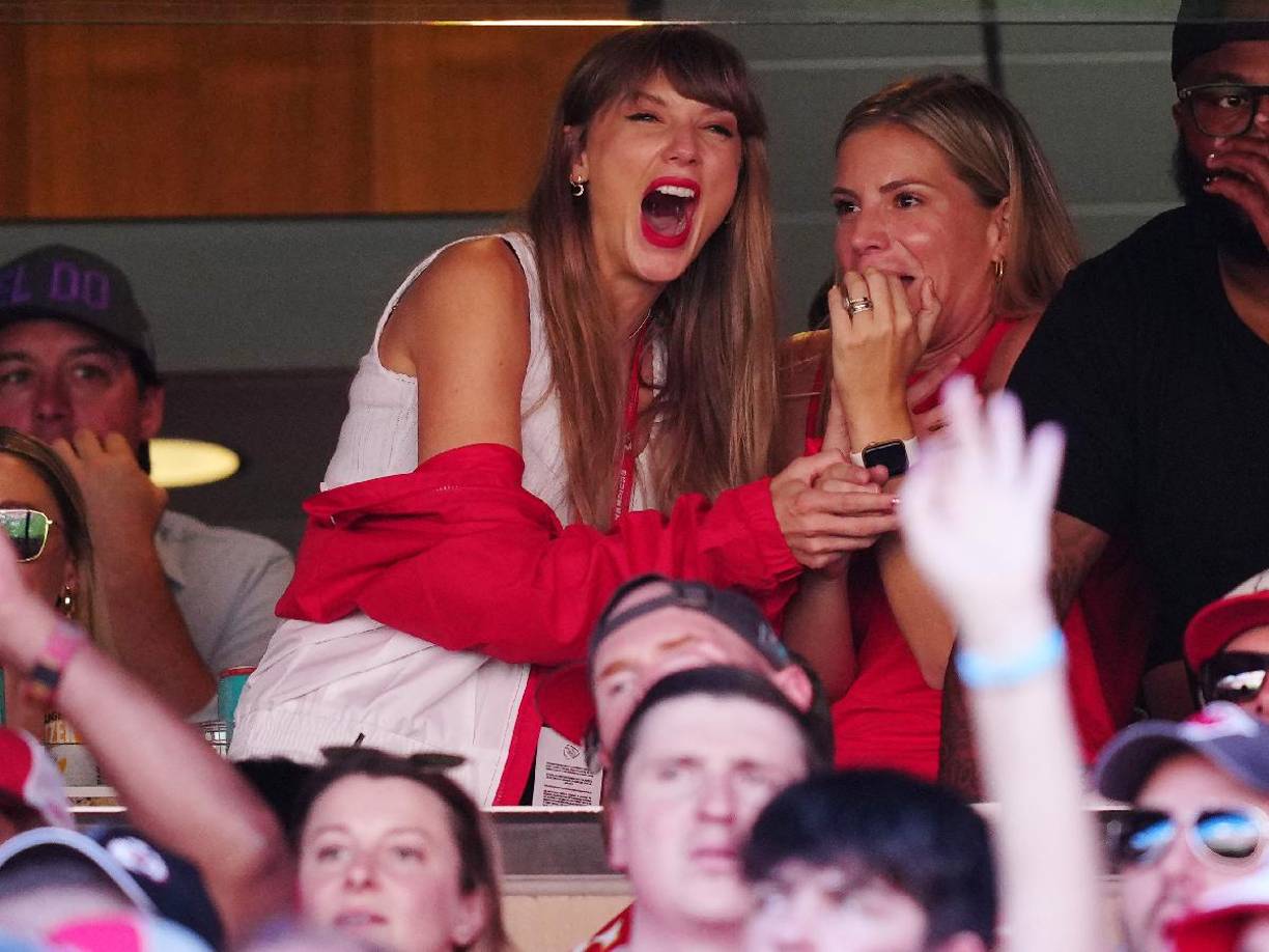 Taylor fue vista en el Arrowhead de Kansas City apoyando al jugador de fútbol americano y las redes explotaron. No solo sus seguidores sino también la NFL quien dejó también un mensaje en su TikTok: “Taylor estuvo aquí” con la fecha del 24 de septiembre.
