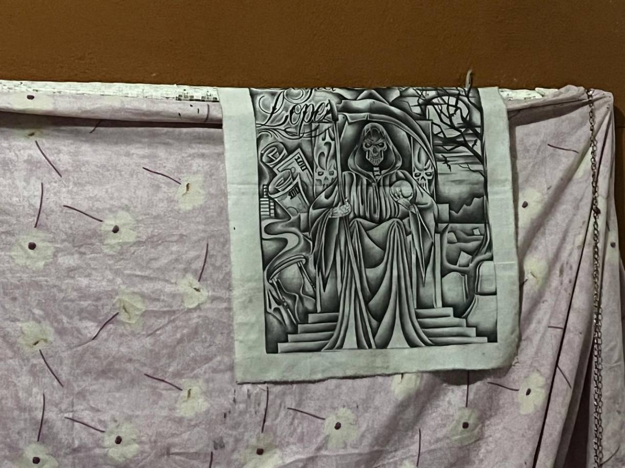 También la entidad informó que en el interior de una de las habitaciones de los supuestos criminales encontraron cultos a la Santa Muerte. 
