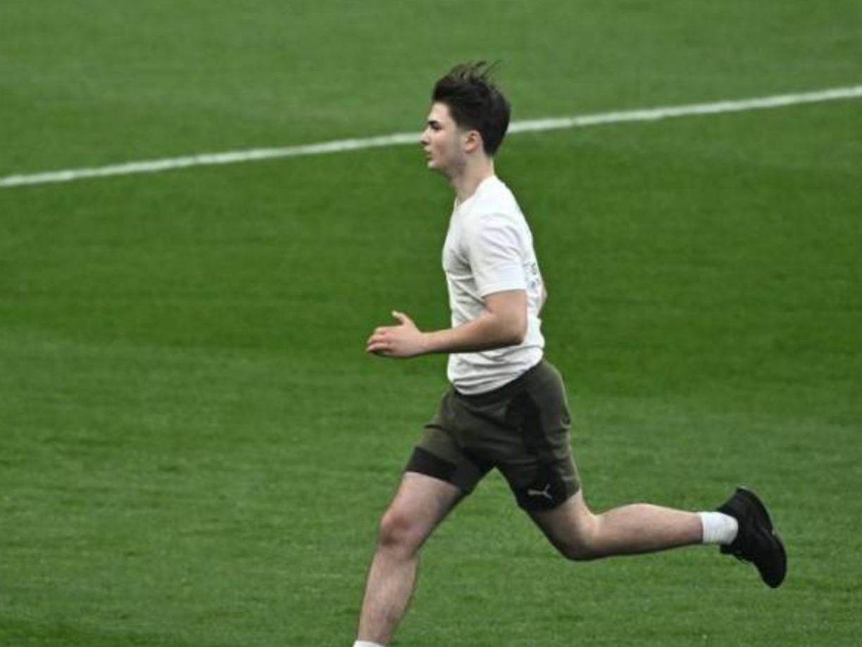 Tres personas fueron las encargadas de invadir el campo provocando que el juego se suspendiera por unos minutos.