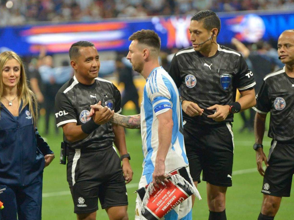 Iván Barton estuvo en la Copa América 2024. En la imagen saludando a Leo Messi.