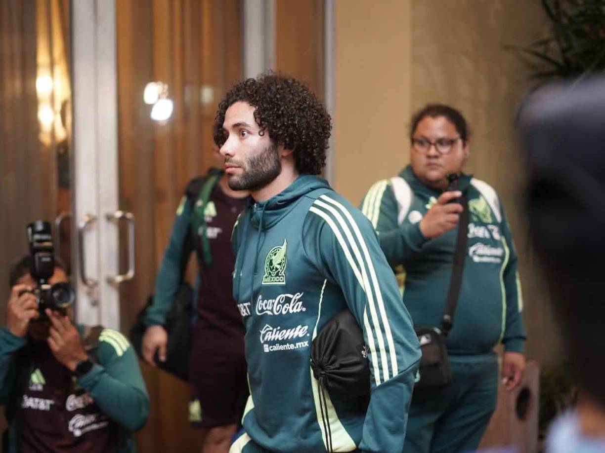 Chino Huerta y selección mexicana recibió un par de palabras por parte de uno de los aficionados hondureños que estaba en el hotel de concentración: “Les debería dar vergüenza, a puro árbitro eliminaron a Honduras la vez pasada en México, aquí estamos puros catrachos que sientan la presión”, les mencionaron.