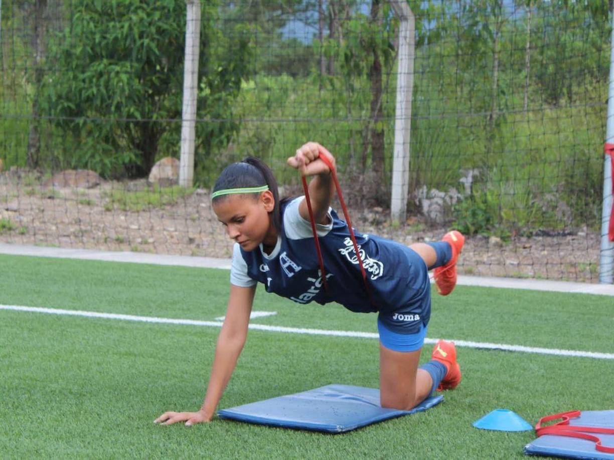 Alondra Aguilar - Nació en Puerto Cortés, originaria del barrio Buenos Aires. Su equipo anterior fue el Platense, pero ahora juega en el CD Marathón de San Pedro Sula.