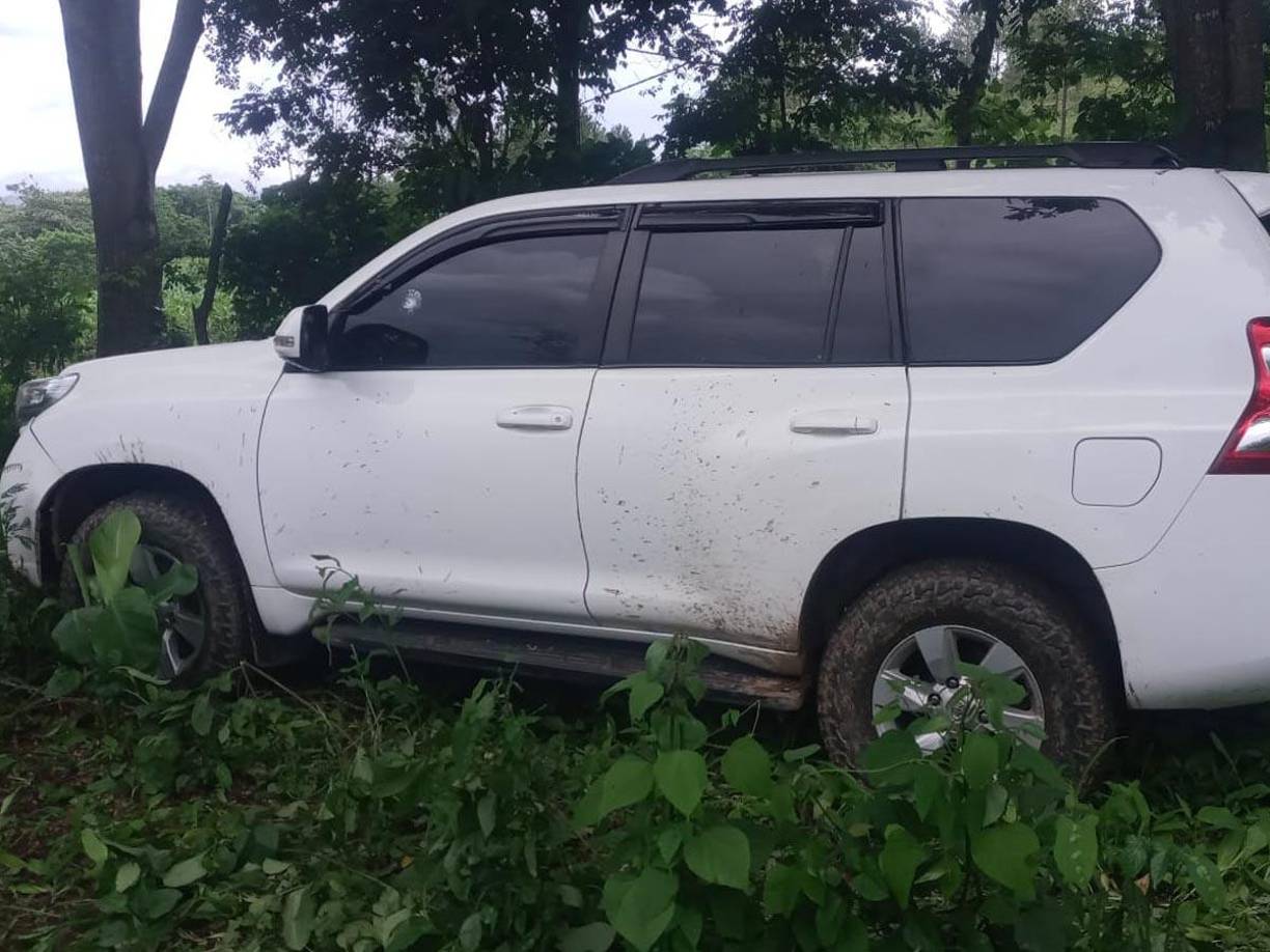  La camioneta Toyota Prado blanca sin placas tenía varios impactos de bala.