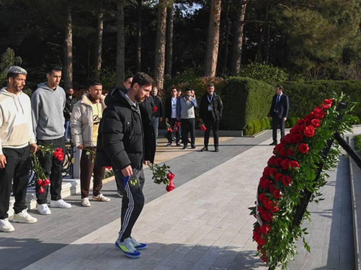  Messi visitó la tumba del exlíder azerbaiyano Heydar Aliyev, fallecido en 2003, en el Callejón de los Honores de Bakú.