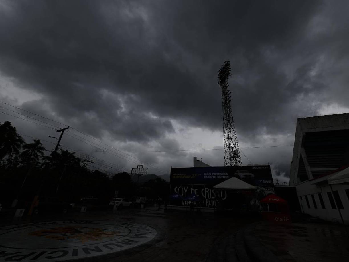Cielo oscuros y con muchas lluvia, así se vive el ambiente en las afueras del estadio Morazán de San Pedro Sula.