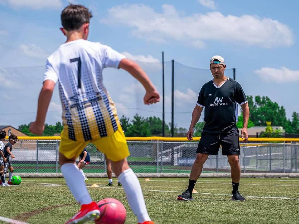 Roger ‘Chino’ Espinoza se muestra muy solidario en sus redes sociales, siempre ayudando en la formación de futbolistas.