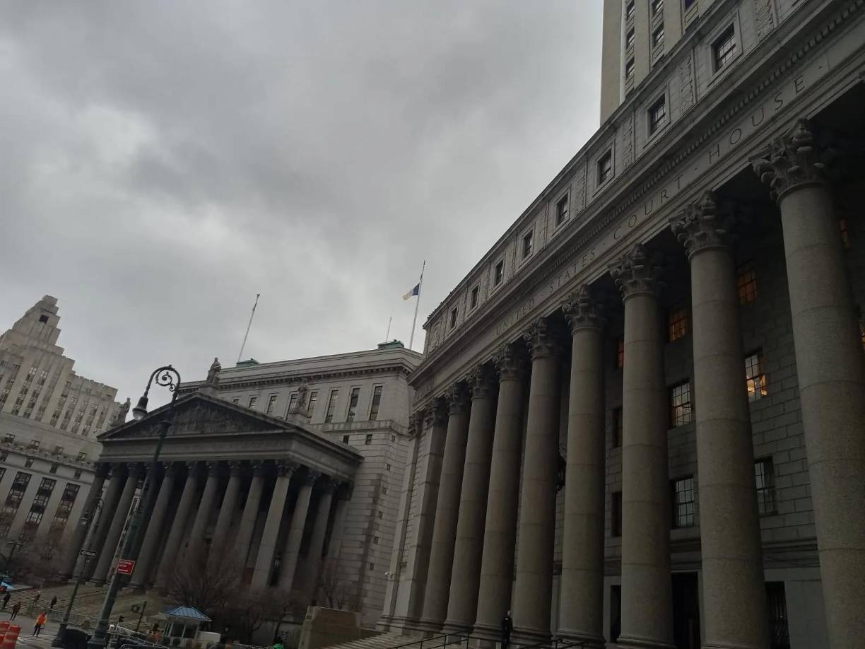 El encargado de dictar dicha resolución es un jurado integrado por 18 miembros, 12 propietarios y seis suplentes, quienes fueron nombrados y juramentados el pasado 20 de febrero, día en que comenzó el histórico juicio contra el exmandatario hondureño en la Corte del Distrito Sur de Nueva York.