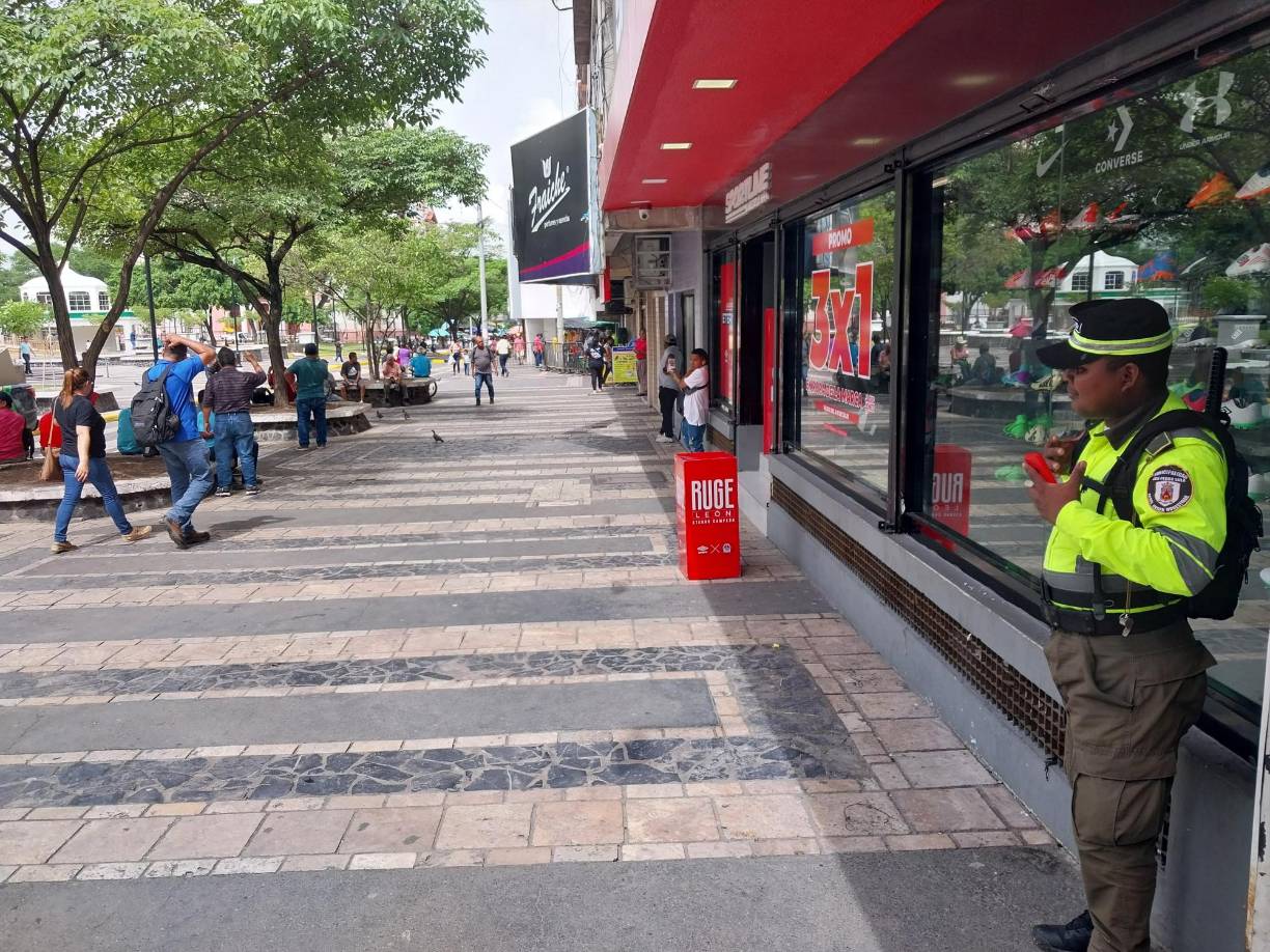 En el lugar estaban dos dirigentes de los vendedores que luego de una llamada comenzaron a dialogar y pactaron una reunión para el siguiente día.