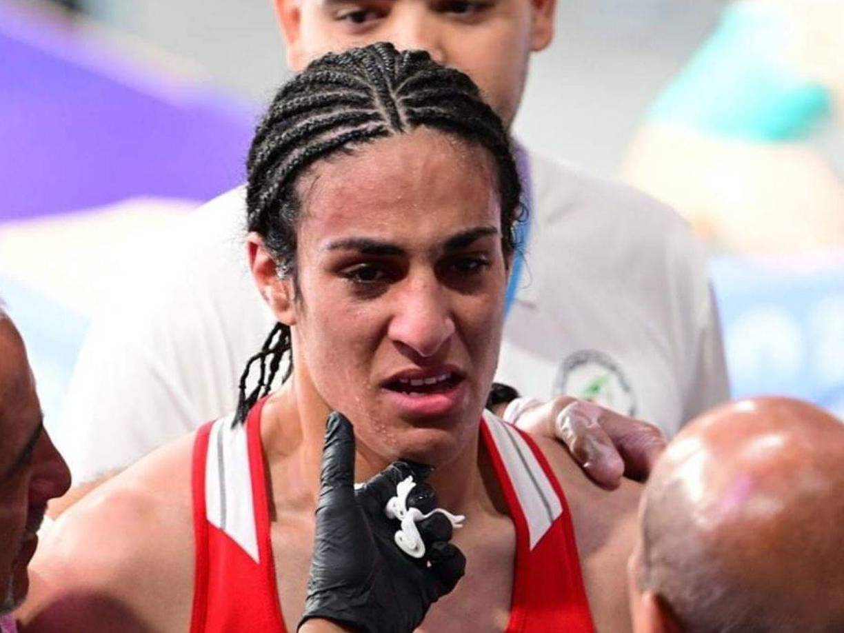 Ya de vuelta en Argelia, su país natal, un salón de belleza ubicado a las afueras de la capital, Argel, le realizó un drástico cambio de look que involucra maquillaje y peinado.