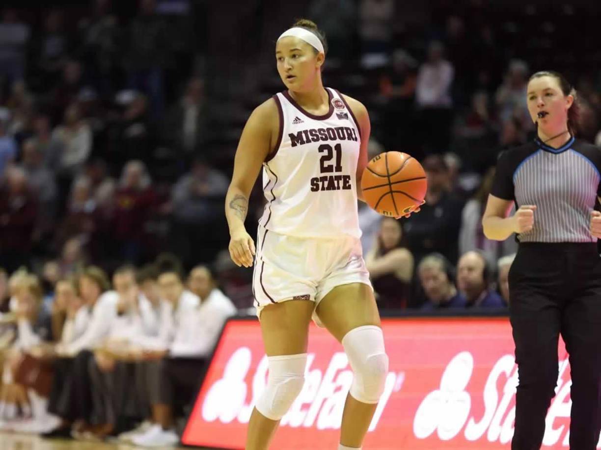 Wilson, quien es oriunda de Silver Springs, Maryland , según su perfil de Georgetown, jugó para el equipo de 2010 a 2013 y se desempeñó como capitana durante su temporada senior.